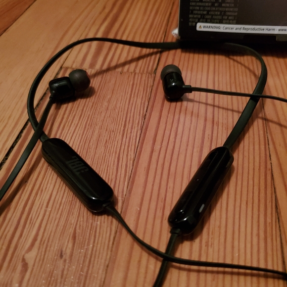 JBL Pure Bass Wireless Bluetooth Headphones - Picture 2 of 3